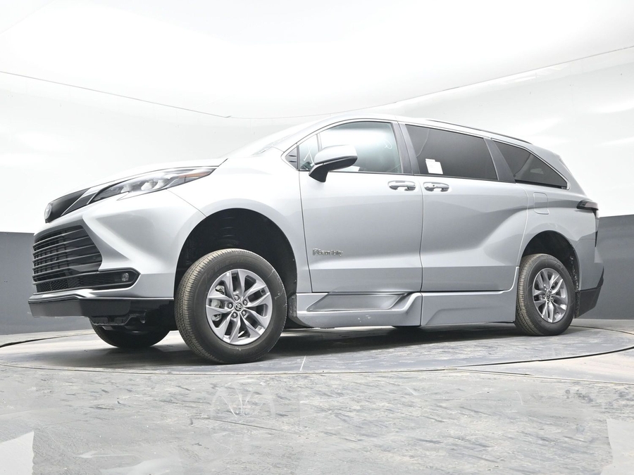 New 2025 Toyota Sienna Hybrid XLE Plus - BraunAbility Side Entry Entry Fold Out Automatic Ramp