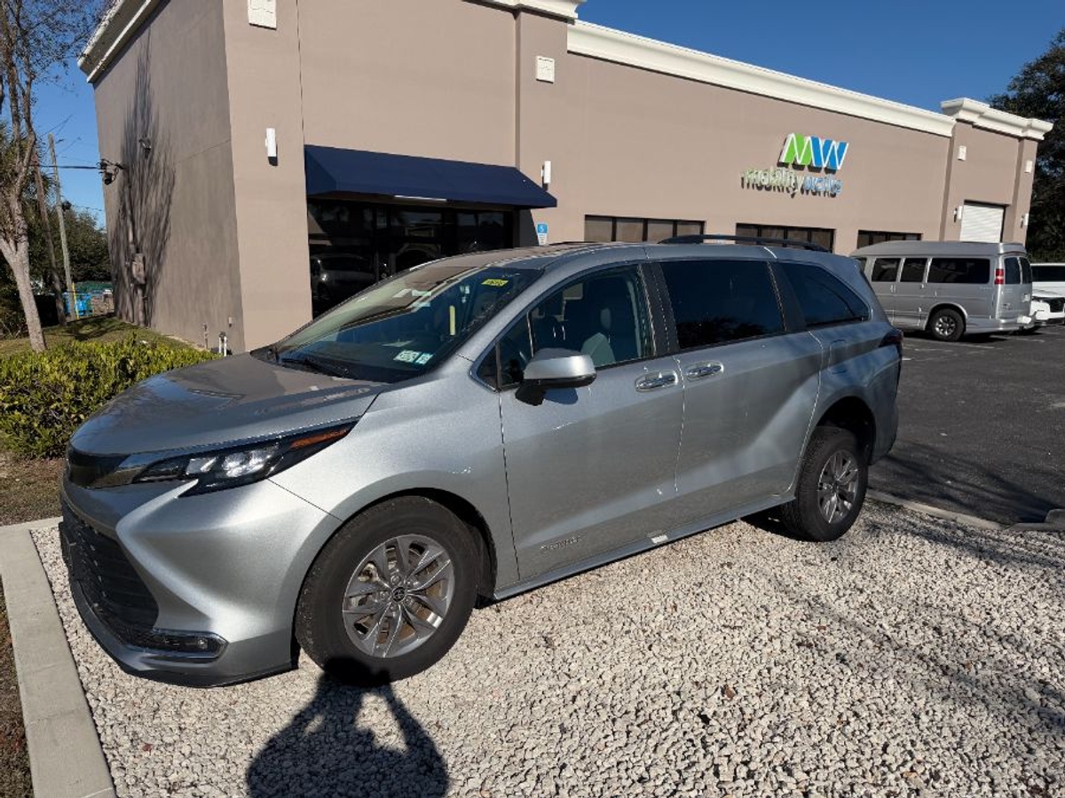 2024 TOYOTA SIENNA - Image 6