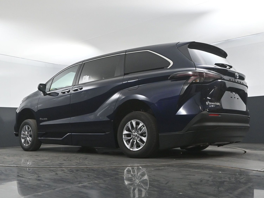New 2025 Toyota Sienna Hybrid XLE Base - BraunAbility Side Entry Entry Fold Out Automatic Ramp