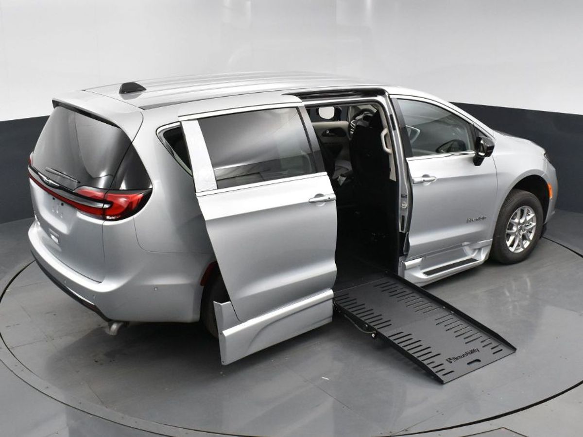 Silver Chrysler Pacifica image number 16