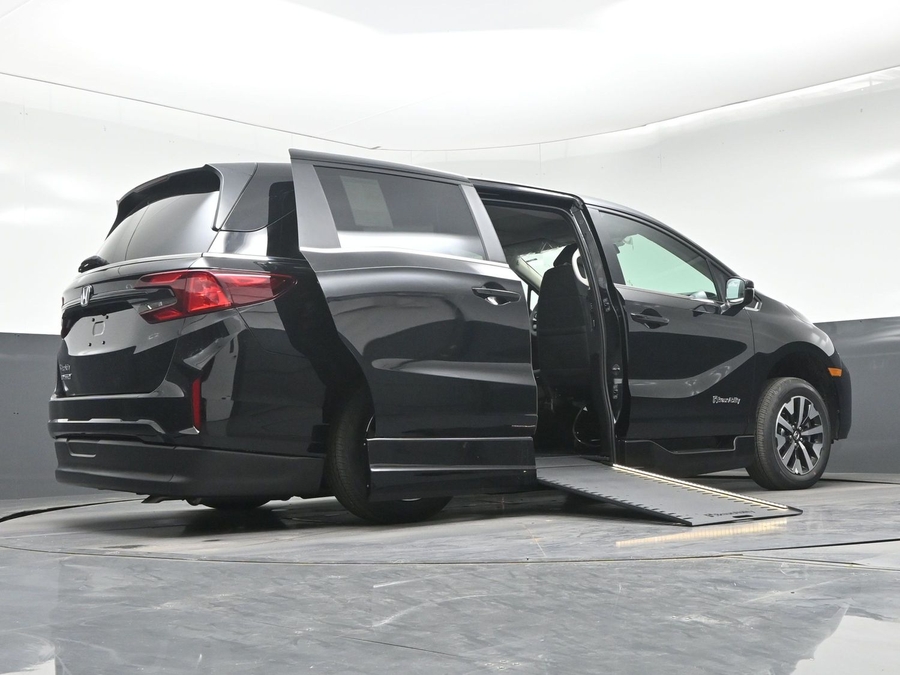 Black Honda Odyssey image number 13