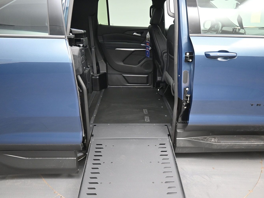 New 2026 Chevrolet Traverse 1LT Midnight - BraunAbility Side Entry Entry In Floor Automatic Ramp