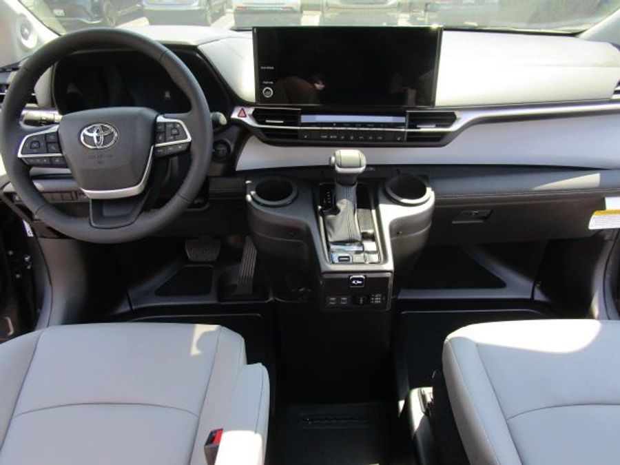 New 2025 Toyota Sienna Hybrid XLE Plus - BraunAbility Side Entry Entry In Floor Automatic Ramp