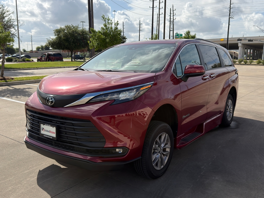 Used 2026 Toyota Sienna Hybrid XLE - BraunAbility Side Entry In Floor Automatic Ramp