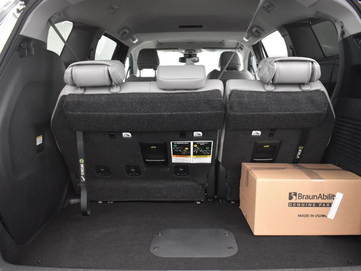 Grey Toyota Sienna image number 13