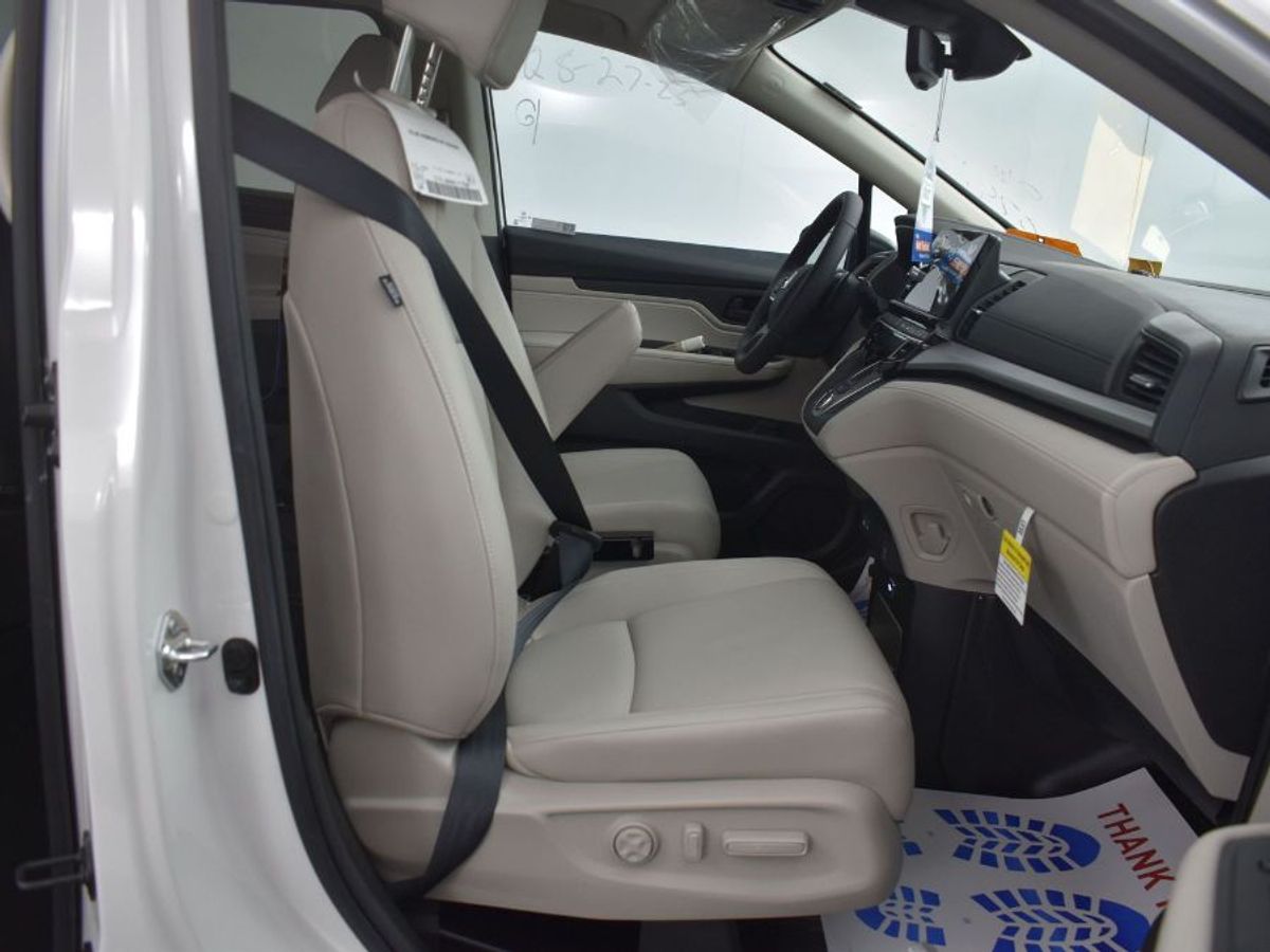 White Honda Odyssey image number 8