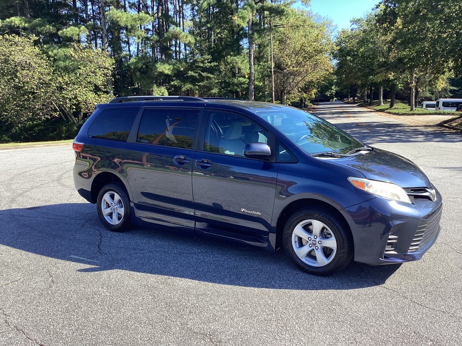  Toyota Sienna image number 7