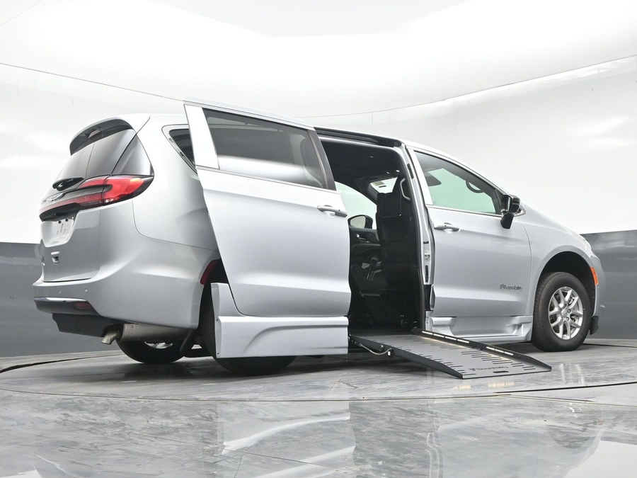 New 2026 Chrysler Pacifica Select Plus - BraunAbility Side Entry Fold Out Automatic Ramp