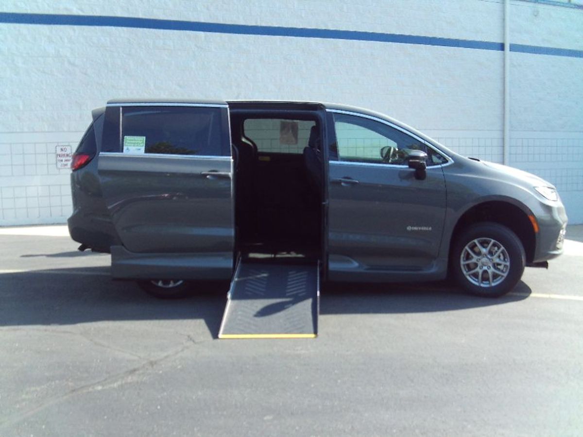 2025 Chrysler Pacifica Select's photo