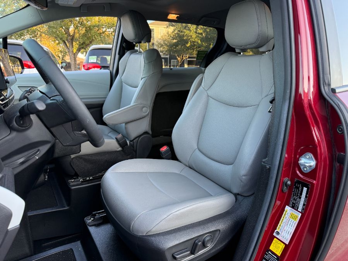 2025 TOYOTA SIENNA - Image 10