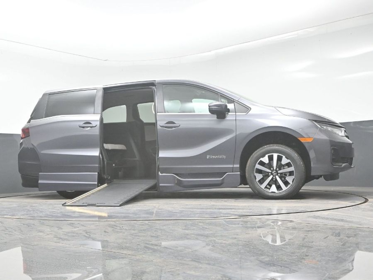 Grey Honda Odyssey image number 18