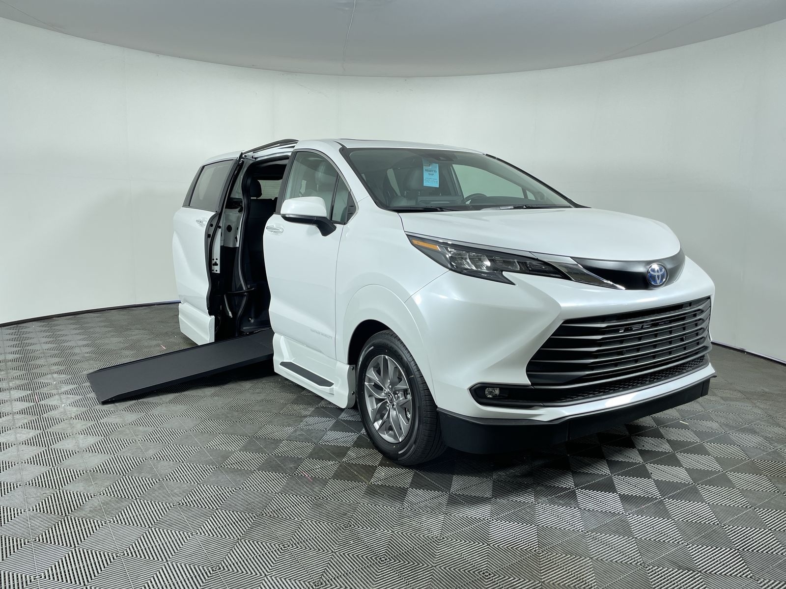 2025 Toyota Sienna AWD XLE P