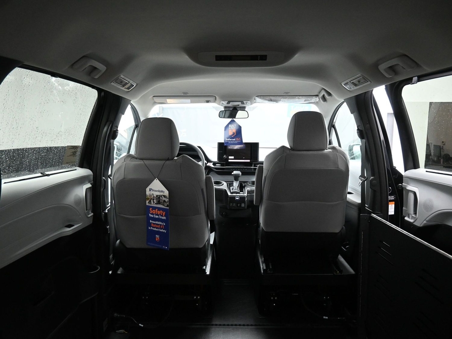 New 2025 Toyota Sienna Hybrid LE - BraunAbility Side Entry Entry Fold Out Automatic Ramp