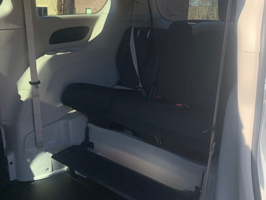 White Chrysler Pacifica image number 10