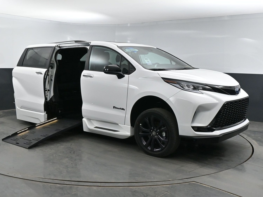 New 2025 Toyota Sienna Hybrid XSE Sport - BraunAbility Side Entry Entry Fold Out Automatic Ramp