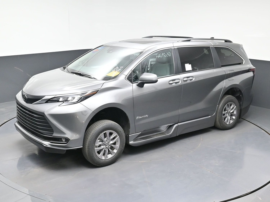 New 2026 Toyota Sienna Hybrid XLE Add - BraunAbility Side Entry Entry Fold Out Automatic Ramp
