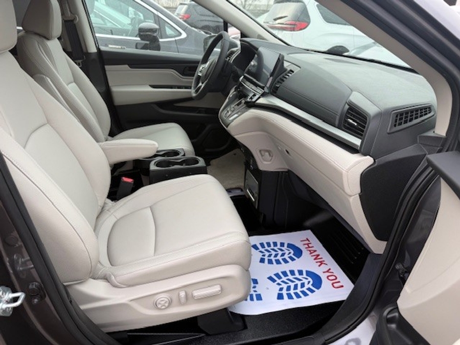 Grey Honda Odyssey image number 8