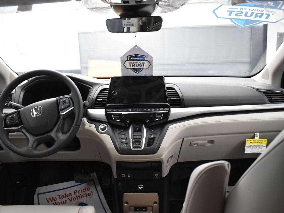 Silver Honda Odyssey image number 12