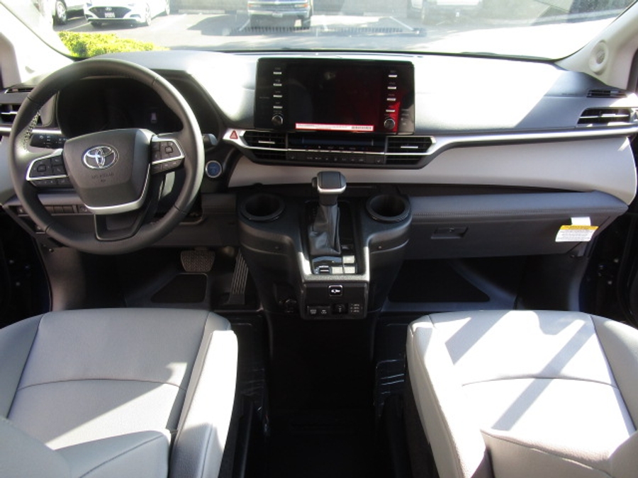 New 2025 Toyota Sienna Hybrid XLE Plus - BraunAbility Side Entry Entry In Floor Automatic Ramp