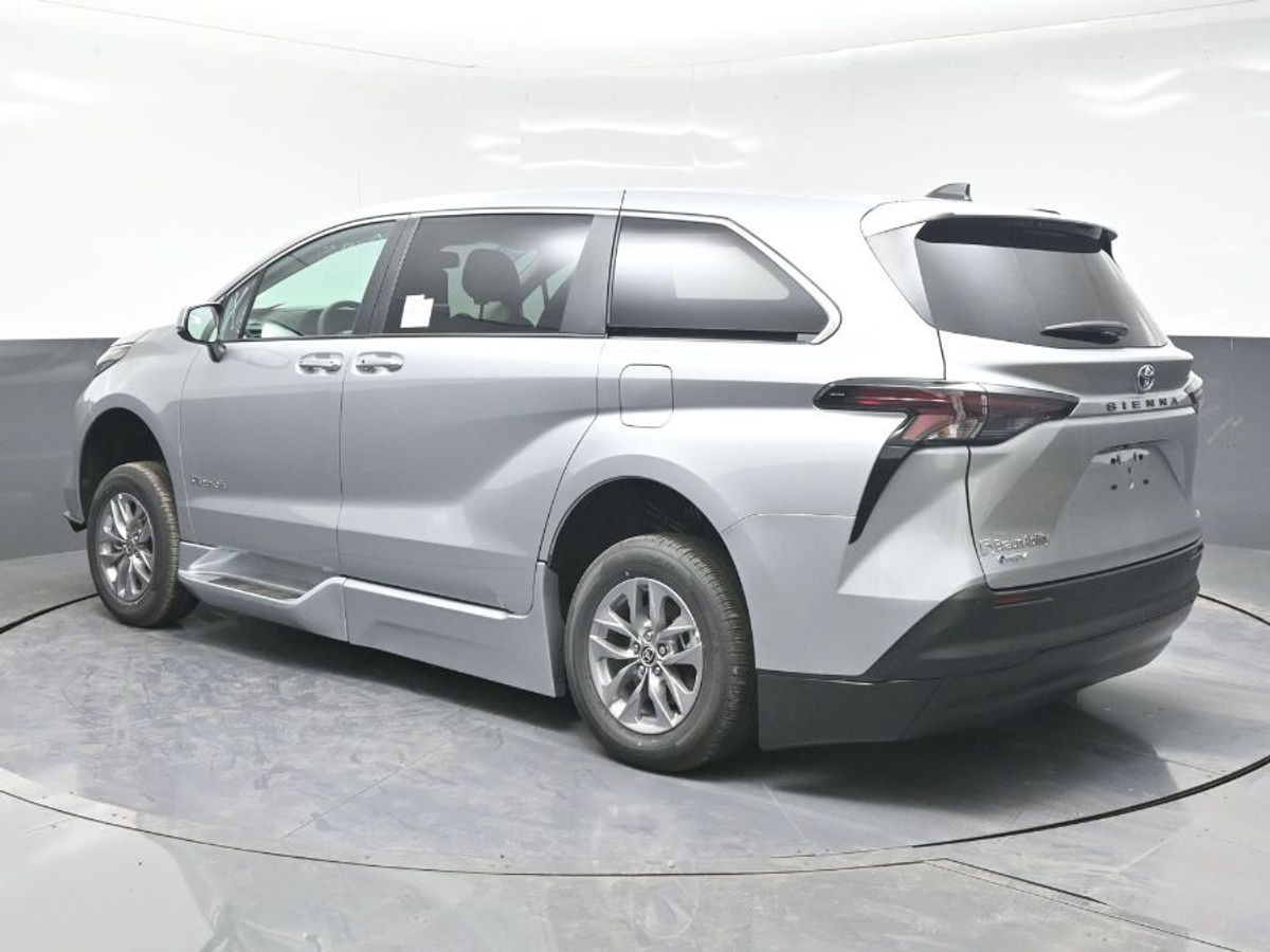 2025 TOYOTA SIENNA - Image 5