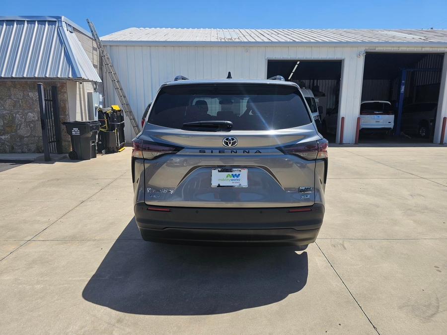 Grey Toyota Sienna image number 11