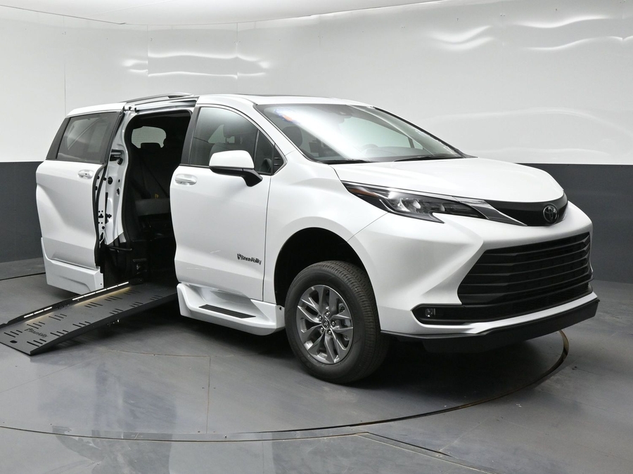 White Toyota Sienna image number 16