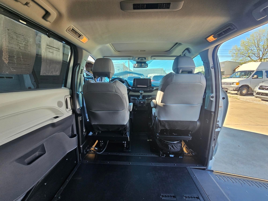 White Toyota Sienna image number 4