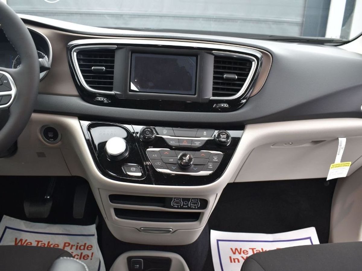 White Chrysler Voyager image number 16