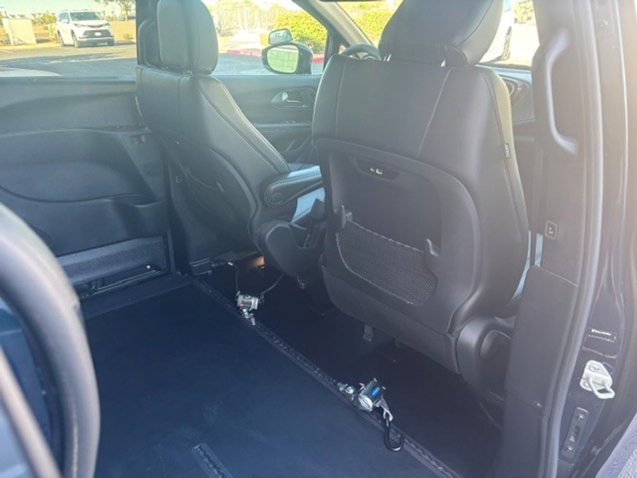 Used 2025 Chrysler Pacifica Select - BraunAbility Side Entry Fold Out Automatic Ramp