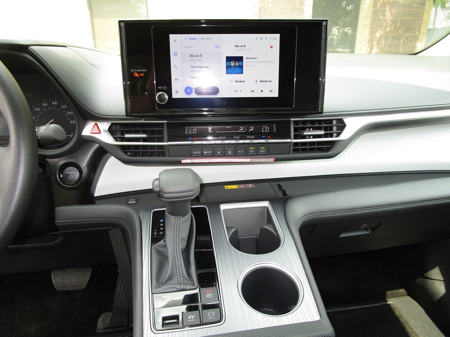 White Toyota Sienna image number 11