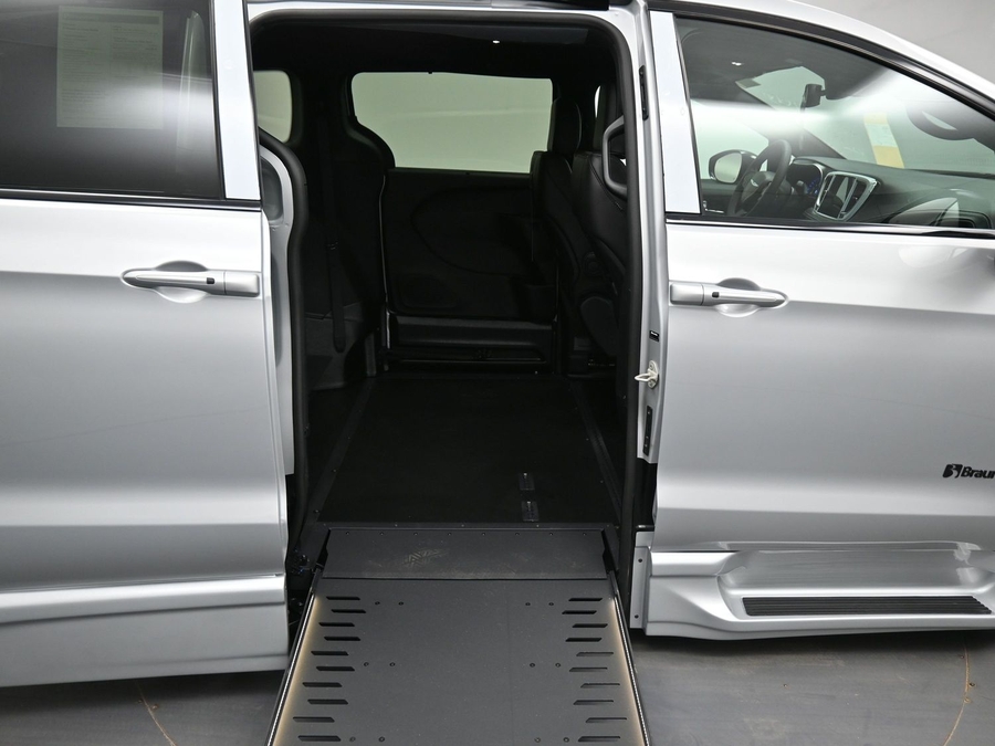 New 2026 Chrysler Pacifica Select Sport - BraunAbility Side Entry In Floor Automatic Ramp