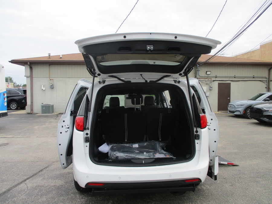 White Chrysler Voyager image number 7