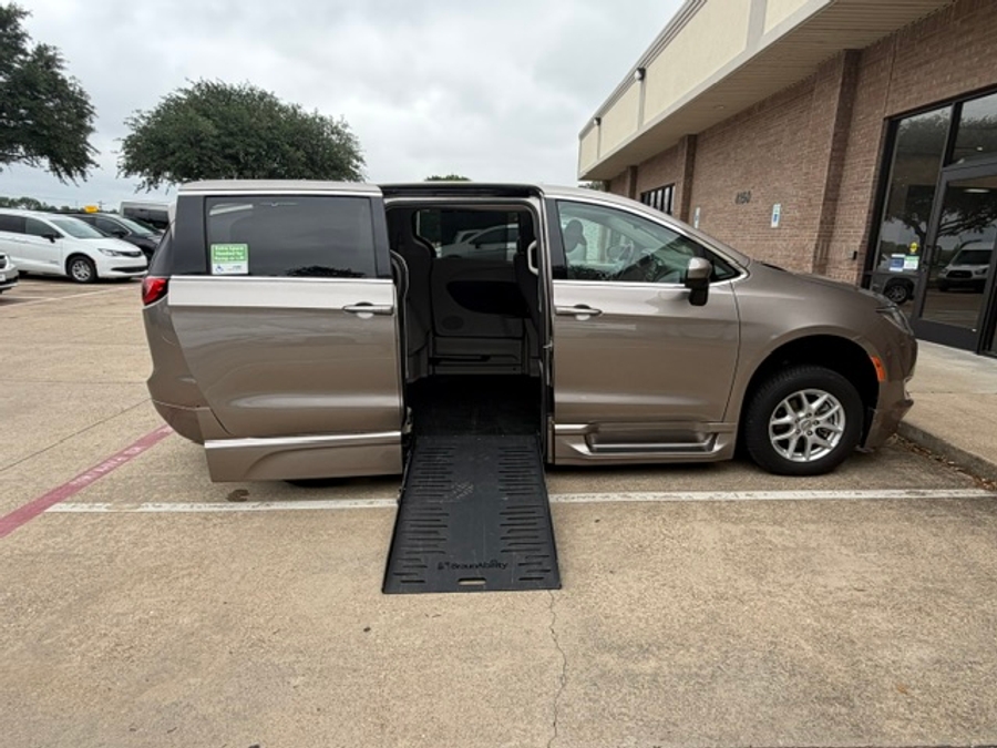 2017 Chrysler Pacifica Touring Plus's photo