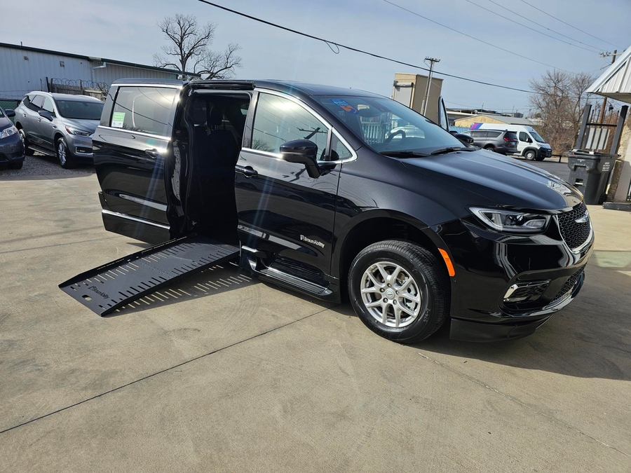 Black Chrysler Pacifica image number 4