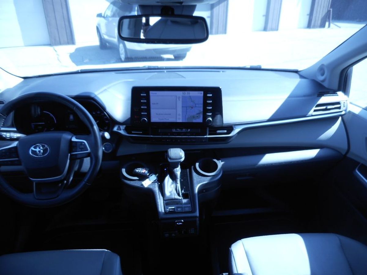 White Toyota Sienna image number 10