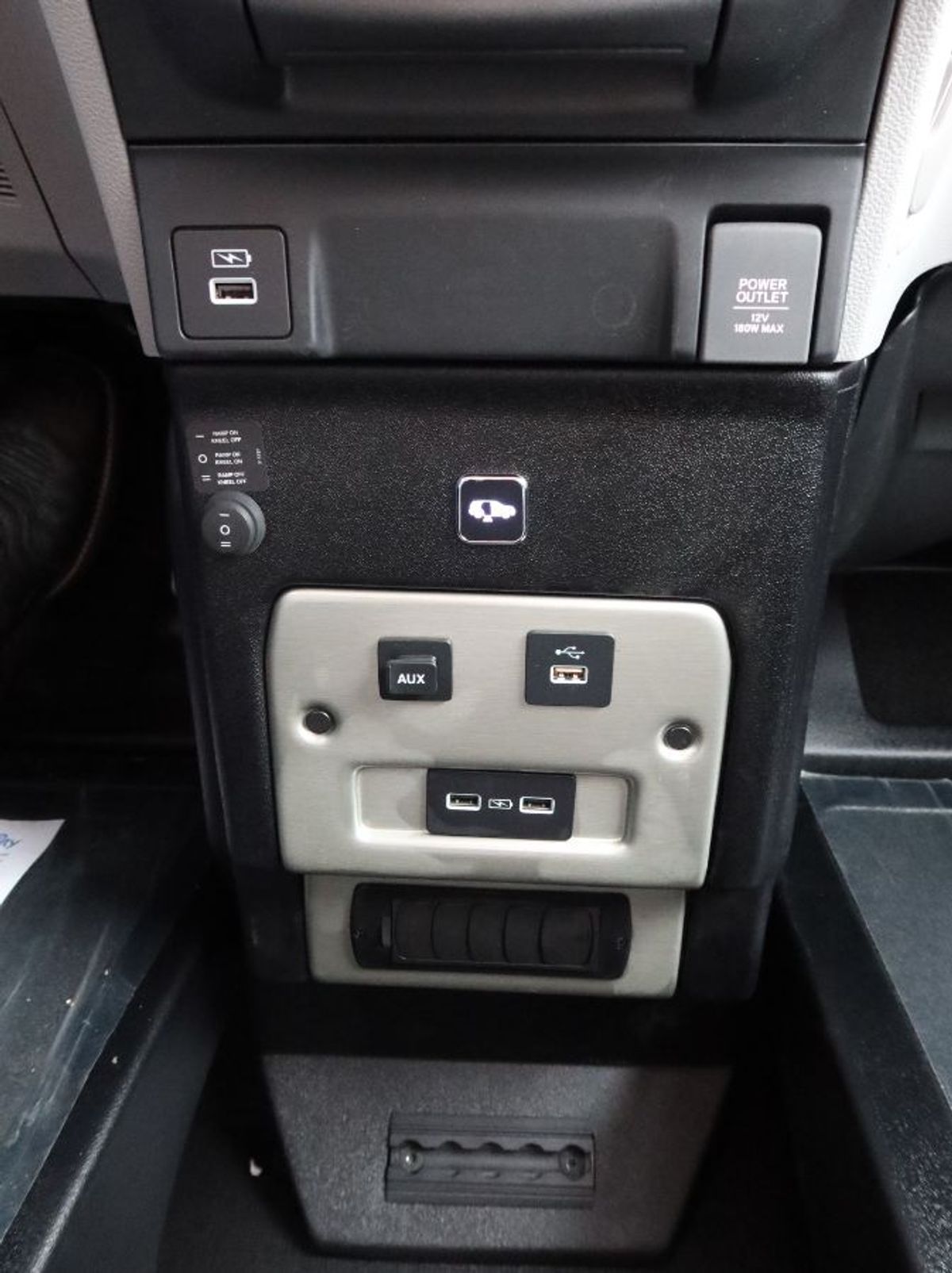 Grey Honda Odyssey image number 22