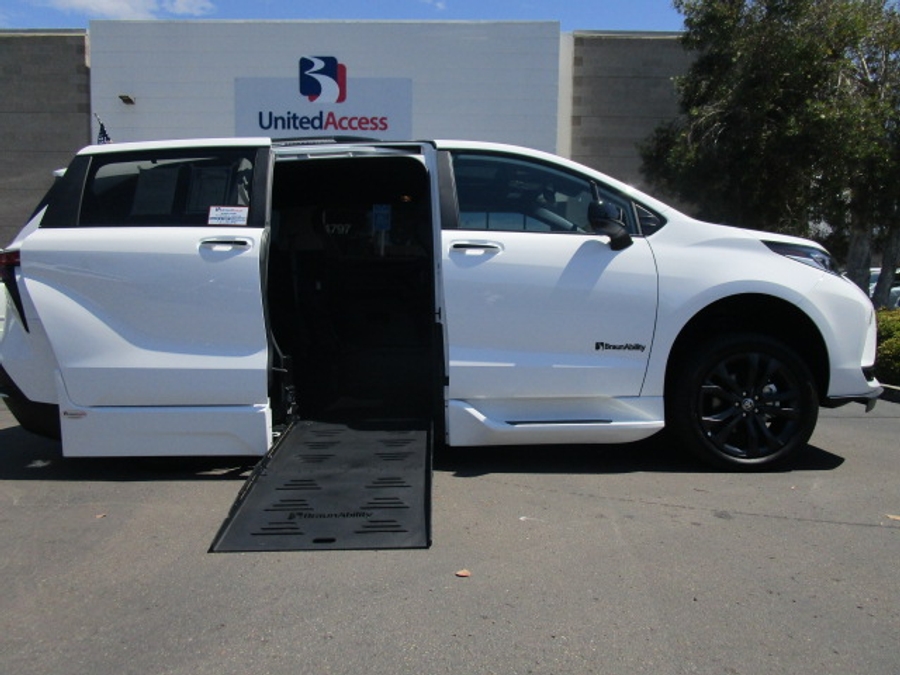 New 2025 Toyota Sienna Hybrid XSE Sport - BraunAbility Side Entry Entry Fold Out Automatic Ramp