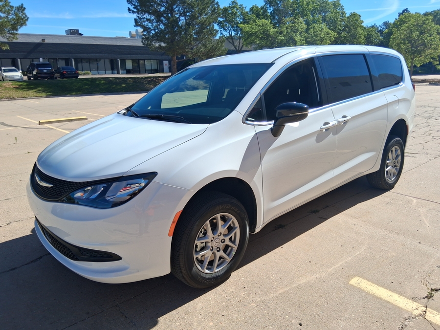 White Chrysler Voyager image number 18