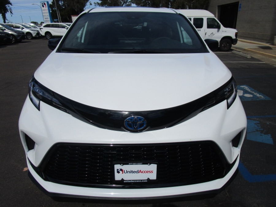 New 2025 Toyota Sienna Hybrid XSE Sport - BraunAbility Side Entry Entry Fold Out Automatic Ramp