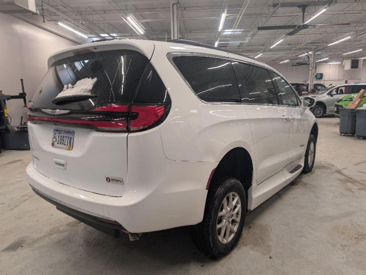 White Chrysler Pacifica image number 6