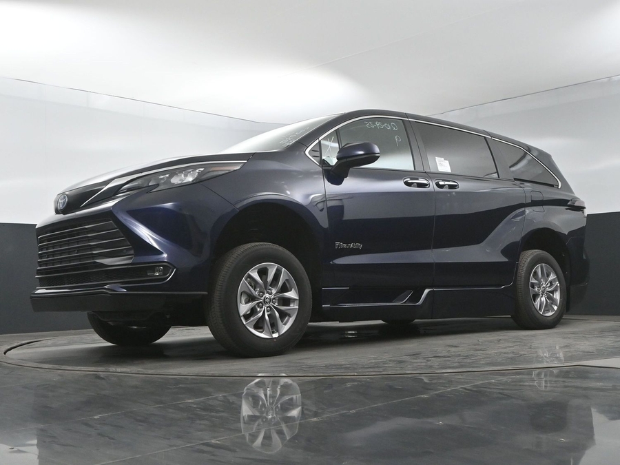 New 2025 Toyota Sienna Hybrid XLE Base - BraunAbility Side Entry Entry In Floor Automatic Ramp
