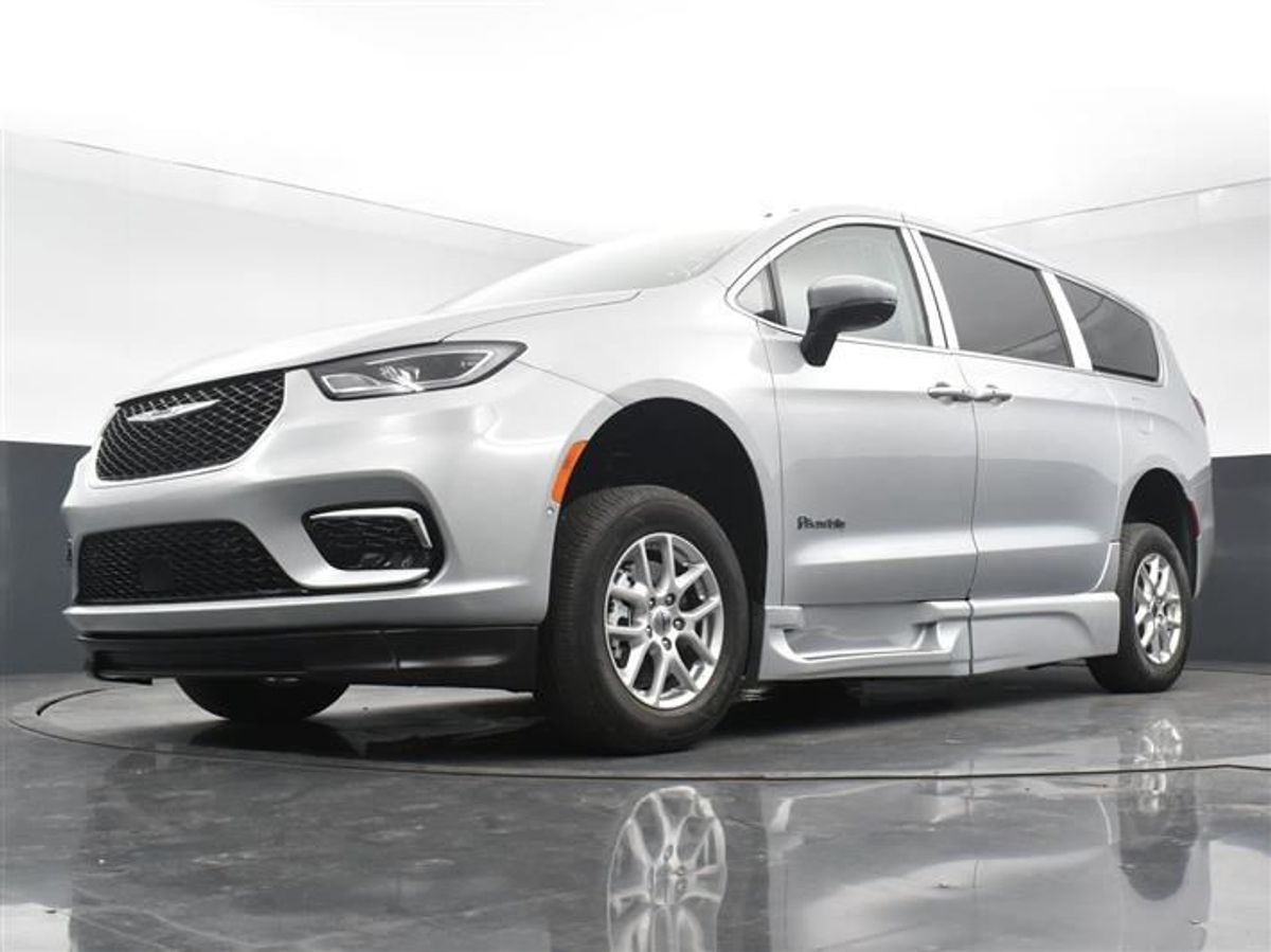 Silver Chrysler Pacifica image number 22