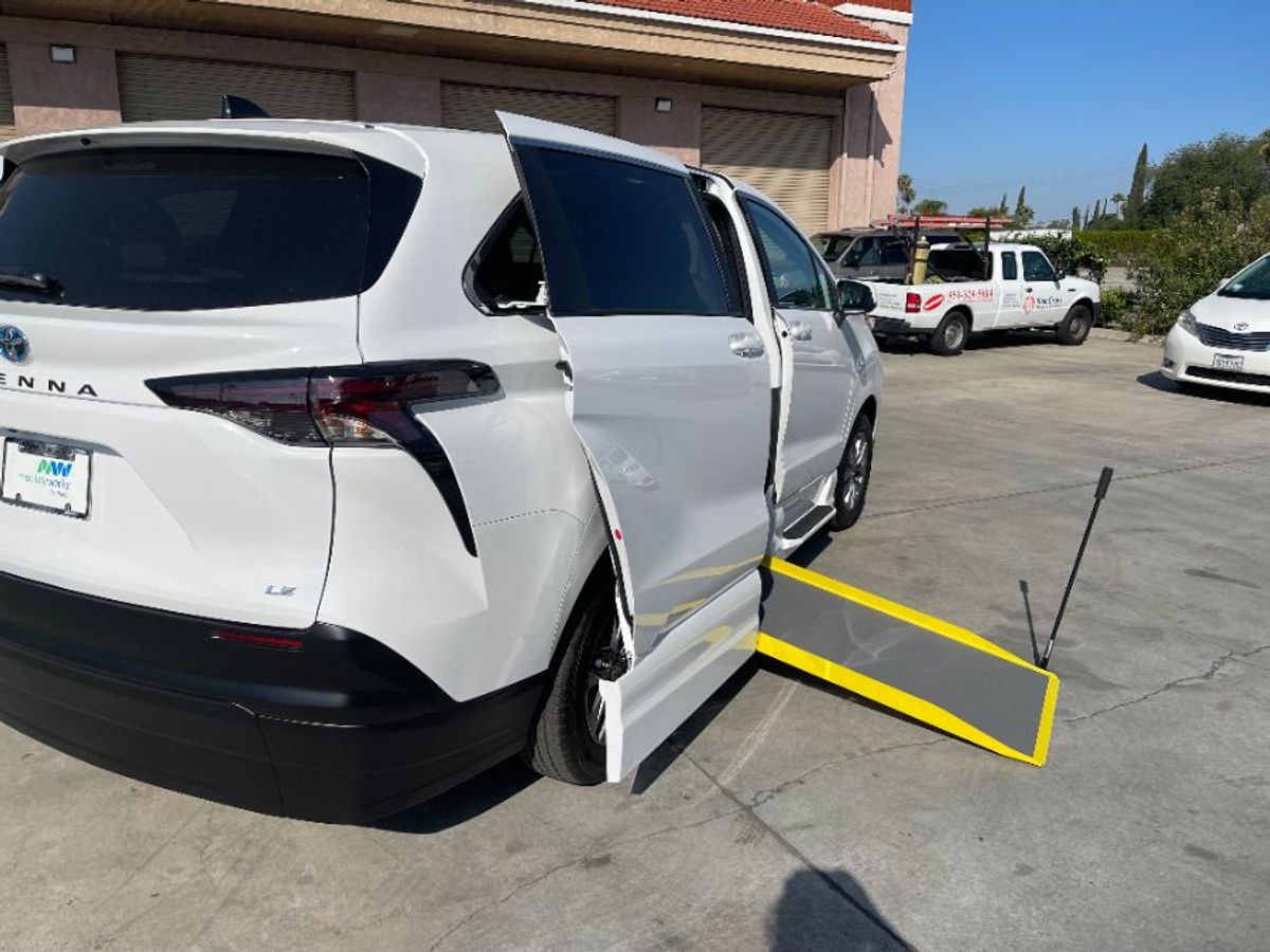White Toyota Sienna image number 12