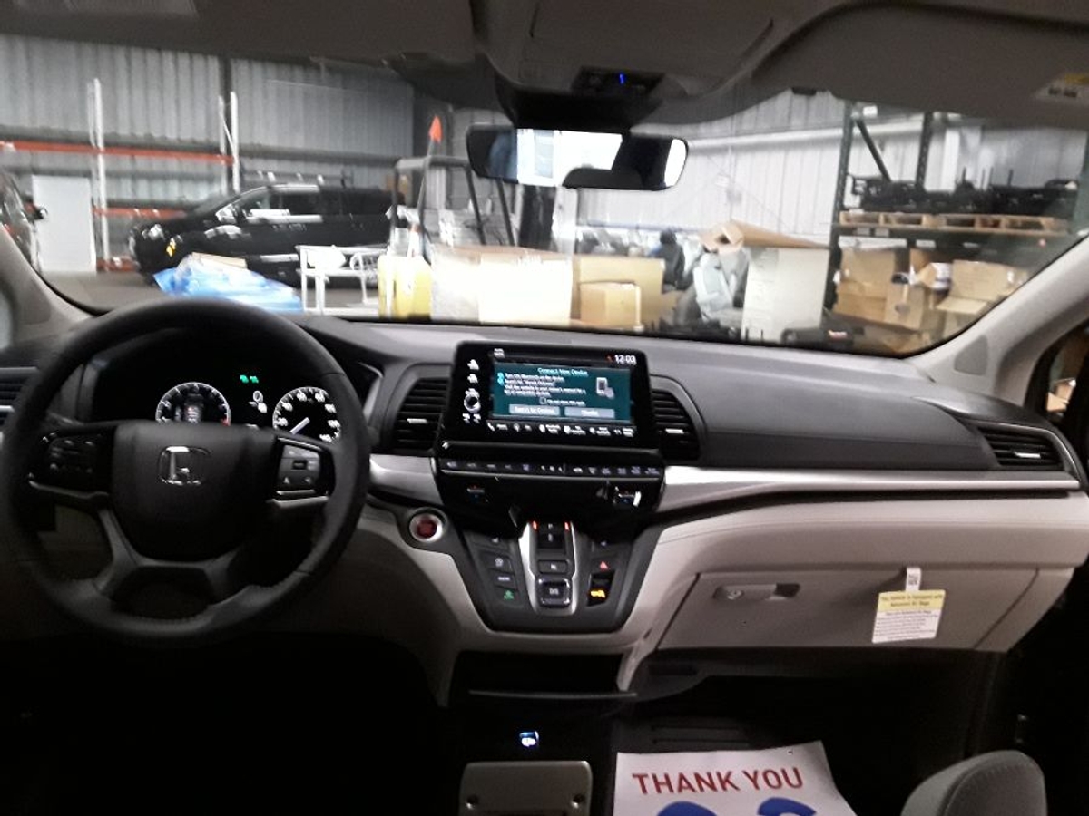 Grey Honda Odyssey image number 25