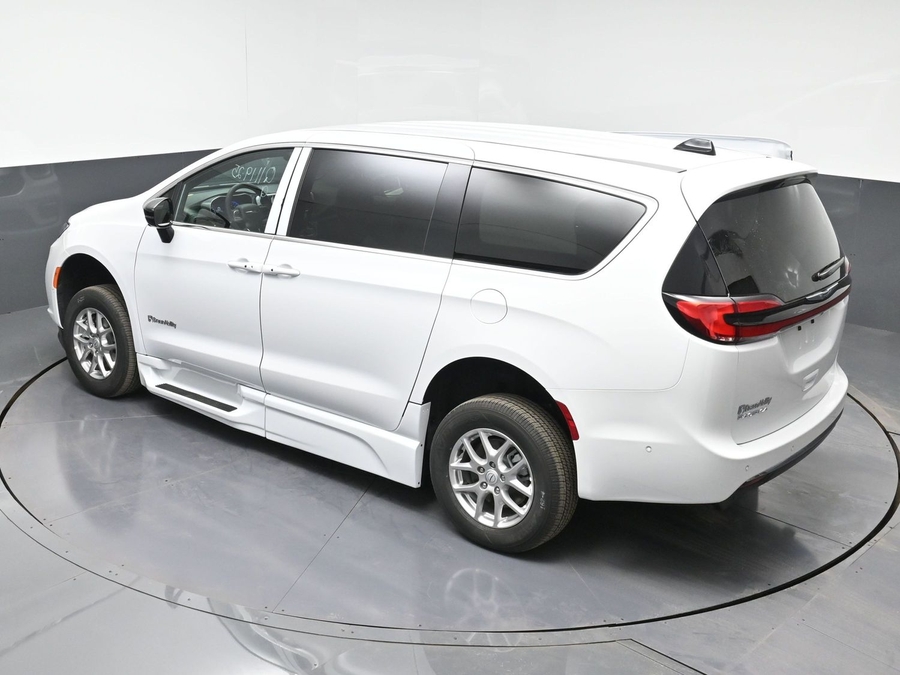 New 2025 Chrysler Pacifica Select Safety - BraunAbility Side Entry Entry Fold Out Automatic Ramp
