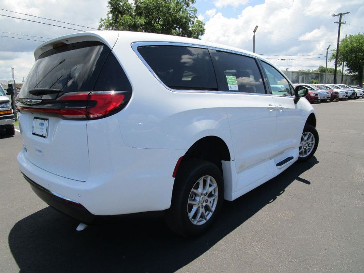 2023 CHRYSLER PACIFICA - Image 8