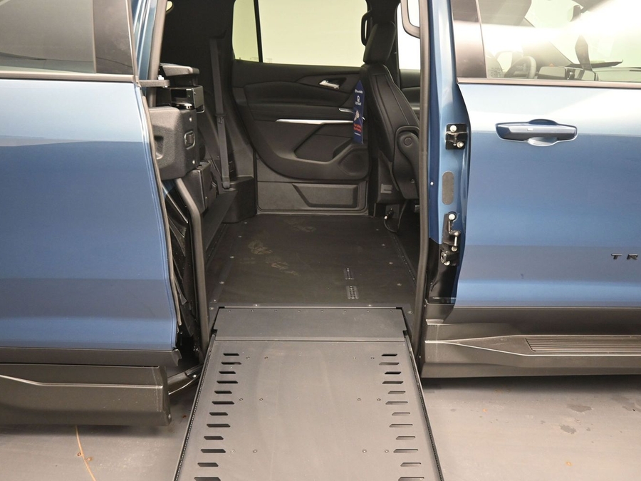 New 2026 Chevrolet Traverse 1LT Midnight - BraunAbility Side Entry In Floor Automatic Ramp