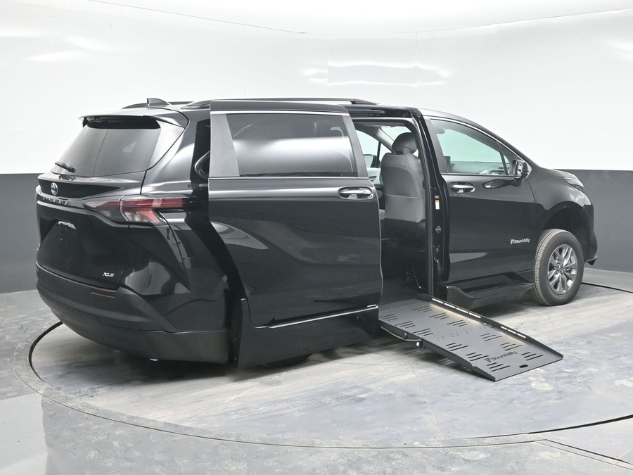 Black Toyota Sienna image number 6