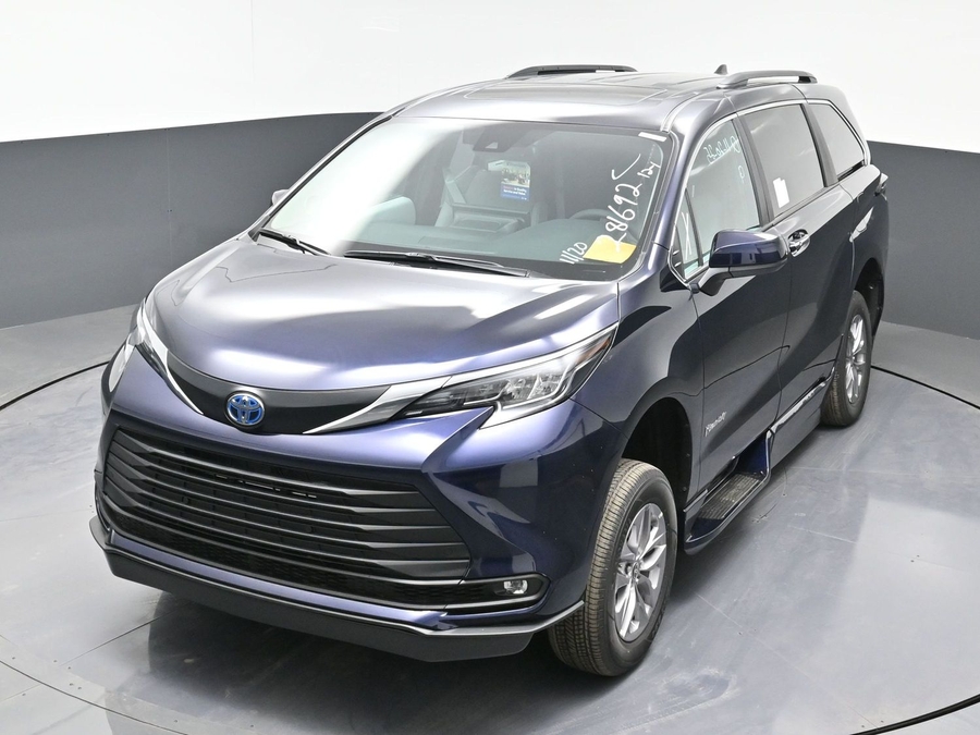 New 2025 Toyota Sienna Hybrid XLE Plus - BraunAbility Side Entry Entry Fold Out Automatic Ramp