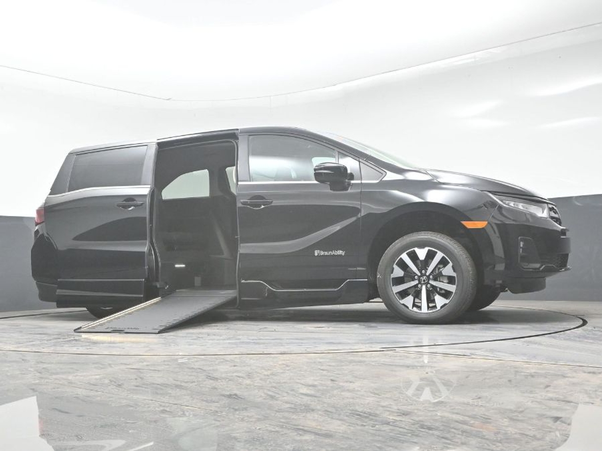Black Honda Odyssey image number 18